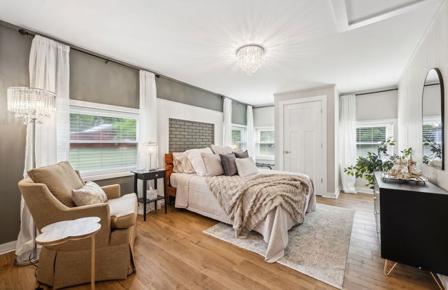 Tranquil Cozy 3br Home With Deck & Bbq 3 Bedroom Home by RedAwning - Photo 2