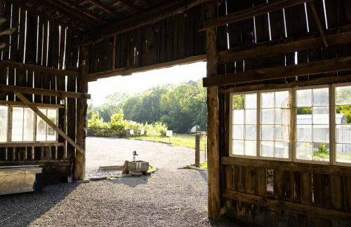 Meadow View Romantic Nature Stay w Barn, Outdoor Tub and Sauna - Foto 42