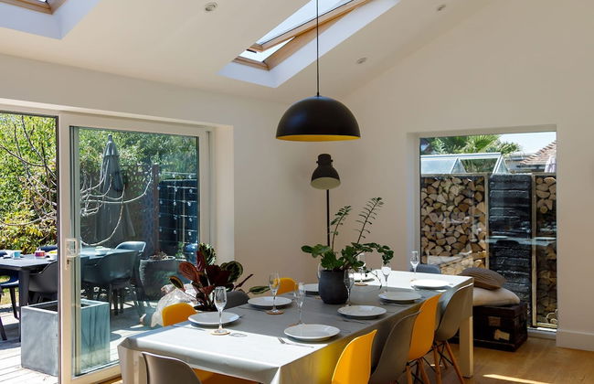 Gorgeous Home for 12 - Walk to Beach - Sea View - Photo 11