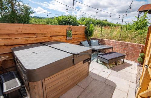 Apple Tree Cottage - Cosy 2 Bed with Deluxe HOT TUB & Log Burner - Photo 13