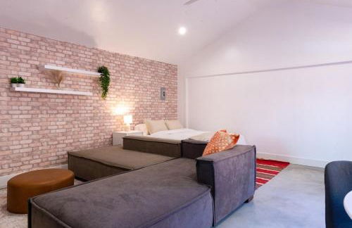 Modern Private Guesthouse with Parking, Yard, and Washer Dryer - Foto 19