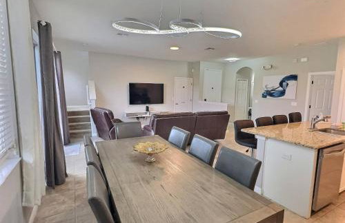 4BR Bella Vida Lakeview Pool Townhome - Photo 9