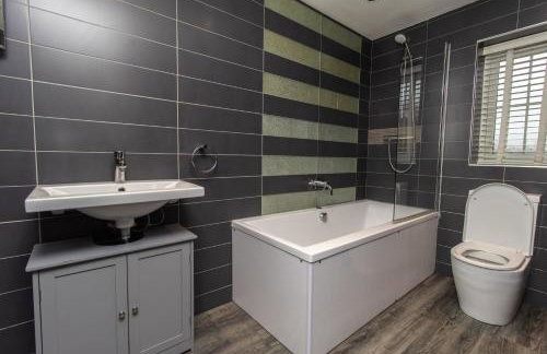 Free Driveway Parking, 3 Double Bedroom House, Quiet Private Estate, Fast WIFI, Ideal for Long Term Contractor, etc Stays, 3 miles 7 mins drive to Nissan, 15 mins to Sunderland Newcastle, Regular Housekeeping Options - See Our Site for Assurance - Foto 9