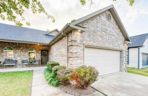 Spacious Modern Retreat with Game Room & Fire Pit near Trails - Foto 31