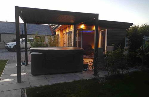 Amazing Cottage & detached Annex sleeps 8, Extra Deep Hot tub, Super Fast wifi, New for 2024 is the addition of Wood Fired Sauna - Foto 41