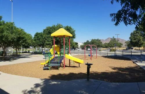 Entire Private Home with 4 Bedrooms 2 Bathrooms, Mountain Edge, New House, Ranch, Gated Yard, Available Now - Foto 63