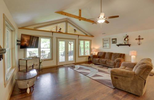 Bullfrog Bluff Mountain View Cabin with Deck! - Foto 1