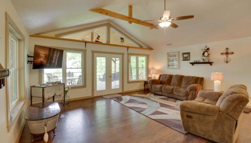 Bullfrog Bluff Mountain View Cabin with Deck! - Foto 1