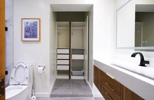 Modern Loft with Park Like Setting View - Foto 15