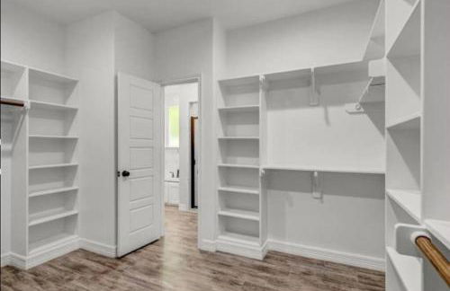 Reduced! Newly Renovated Luxe West Beaumont w Priv - Foto 15