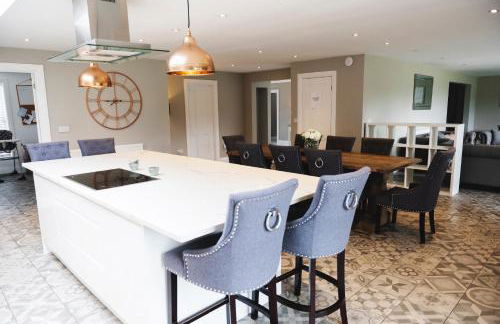 Large Country House with Hot Tub, Pool Table, and Log Burner - Photo 25