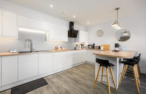 Sun-Soaked- Charming Views Overlooking the Harbour - Photo 5