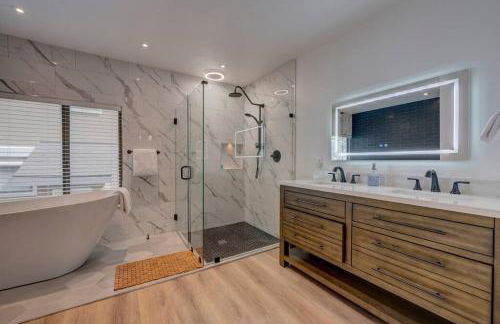 Extra Spacious 2BR Cabin w Office and Outdoor Deck - Foto 12