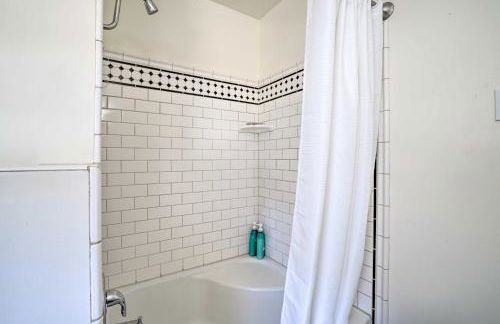 Sun-Dappled Retreat Walk to Restaurants! - Foto 17