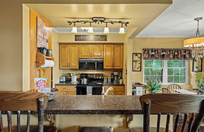 Boulder Lake-scape Lakefront Views + Firepit Central, Walkable Location - Foto 8