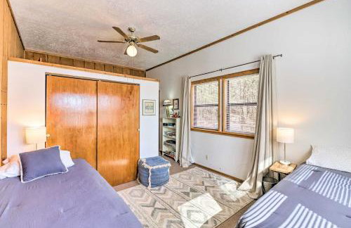 Walk to White River Home with Deck in Flippin! - Foto 19