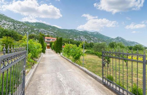 Three-Bedroom Apartment In Ostrvica - Photo 15