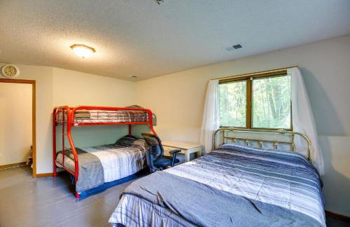 2 Mi to Cedar Lake Quiet Home with Fire Pit and Deck - Foto 12