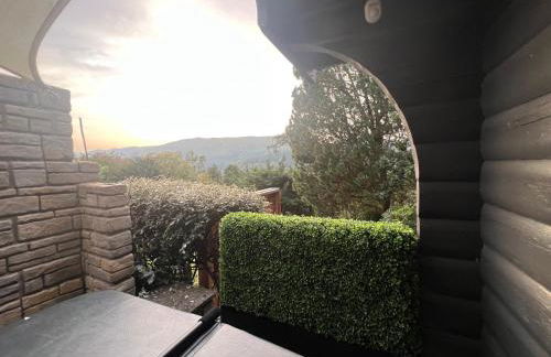 LARCHES LODGE Norwegian log cabin, wood stove & spa - Foto 1