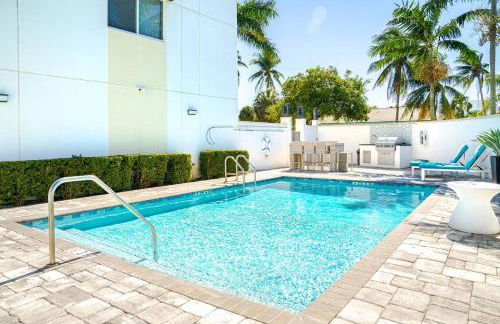 Boca Beachside 2BR 2BA with Pool and Balcony Steps to Sand - Foto 4