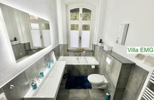 Ferienhaus Villa EMG Velbert nah Düsseldorf Essen Dortmund, Familien Gruppen bis 27 Personen, 3 Küchen, Kaminofen, Terrasse - Photo 29