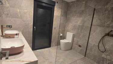 The White House - Foto 3, Shower