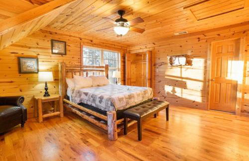 Cozy Creekside Log Cabin w Firepit, Hot Tub, WIFI - Foto 17