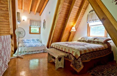 A-Frame Cabin Rental Set Alongside Sebago Lake on Frye Island, Maine - Foto 11