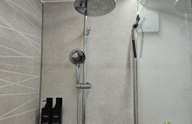 Modern Homes - Voll ausgestatte Wohnung - Balkon - Hotelbetten - 4K TV - WLAN - Foto 34