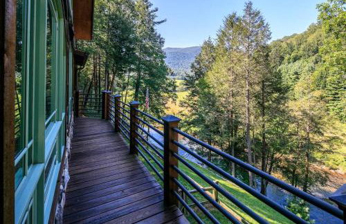 Luxury Riverfront Lodge - Sleeps 12, VIEWS, Fireplaces, Dogs OK - Photo 19