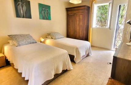 "La Colombe sous les Oliviers" Gîte jusqu'à 4 personnes - 75m2 - Sur Boooking - Rez de jardin Piscine Vue mer et lac - Foto 12