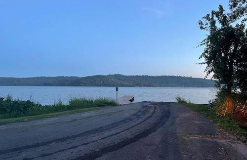 Rustic Chic Alabama Cabin w Loft Fire Pit Pet Friendly Fenced Yard Lake Guntersville - Lucky Lodge - Foto 68