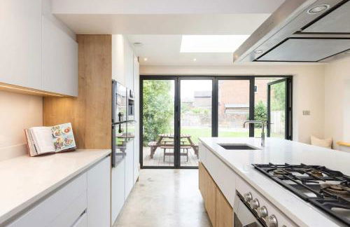 Spacious 4-Bed Near City & Sea - Foto 1