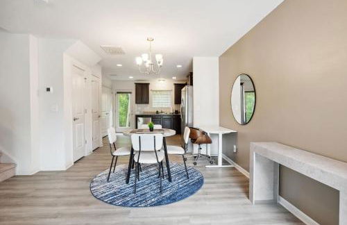 4BR Townhouse King Bed 2-Story Near NC State - Foto 16