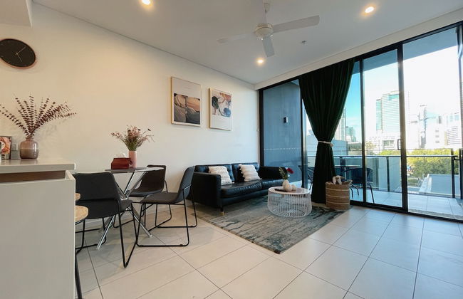 Charming Urban Retreat - Photo 13