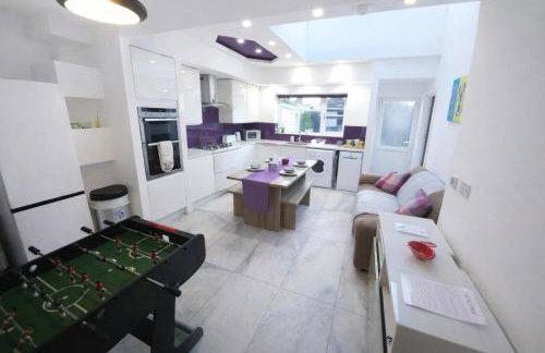 Spacious 5BR Home with Garden, Games & Parking Near Heathrow Windsor - Photo 6