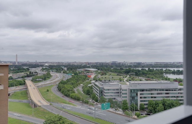 Spacious Apartment at Pentagon City - Photo 33