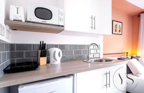 Modern 1A Longton Studio Near Alton Towers with Free Wi-Fi & Kitchenette - Foto 3