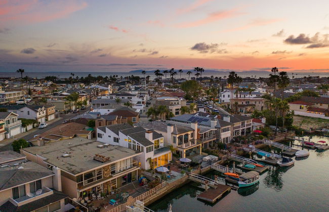 Bay Breeze by Avantstay Bayfront Home w/ Fire Pit & Private Dock in Balboa Peninsula - Foto 43