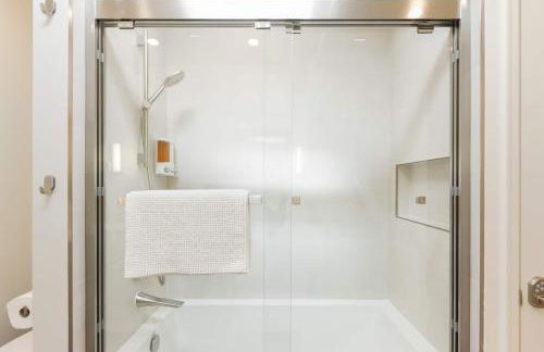 Two Bedroom, Two Newly Renovated Bathrooms, Deck - Foto 33