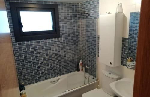 Habitacion en piso compartido y wc compartido cerca de Playa de Samil - Foto 9