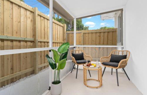 M Lake Worth Beach - Modern Villas Near West Palm Beach, Chic Retro Vibes, King Bed, Cozy Backyard, BBQ, Workspace, High-Speed Internet, Free Parking, 5 Minutes to Downtown & Beach - Foto 6