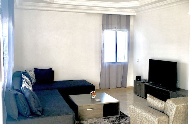 Luxurious Apartment with Private Garden - Photo 10