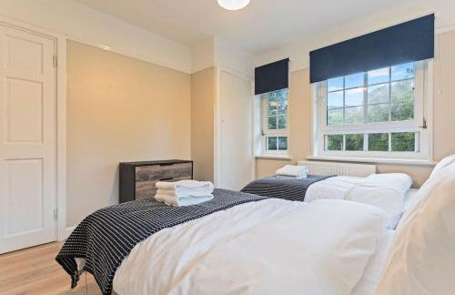 Modern 4 Bed house Ideal for Groups, Contractors near City Airport & O2 Arena, free parking & Wifi included - Foto 12