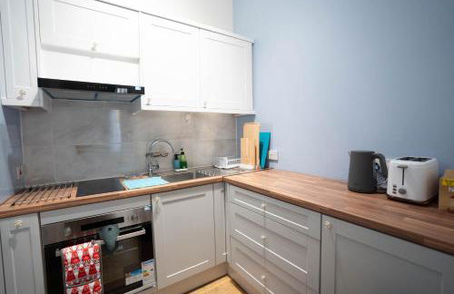 Stylish Apartment in Edinburgh 5 beds 3 Bedrooms - Photo 8