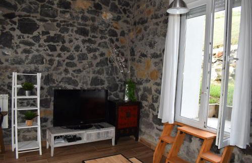 La Antigua Cuadra es un alojamiento de piedra y altos techos de madera con mucho encanto, jardín privado con barbacoa y acceso al río Asón - Foto 26