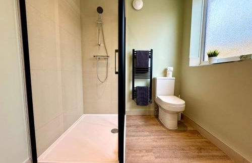 Stunning 4-Bedroom Home - 10 mins to Sandbanks Beach - Photo 25