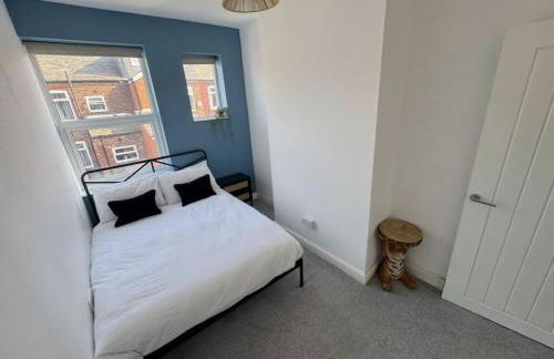 Levenshulme House - 2 Bedroom - Sleeps 6 - Free Parking & WiFi - Foto 3