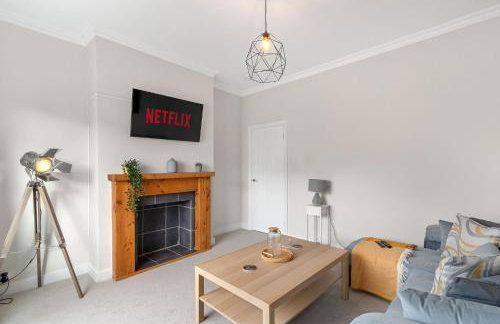 Whitehill - 3-Bed Home from Home, Sleeps 7, Great for Groups & Workers, FREE Parking & Netflix - Hosted by Stay Host Save - Photo 29