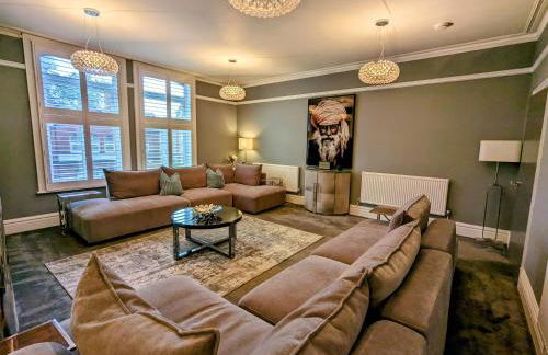 Robert Bolt House, Free Parking, 1 Minute to Metrolink - Photo 10